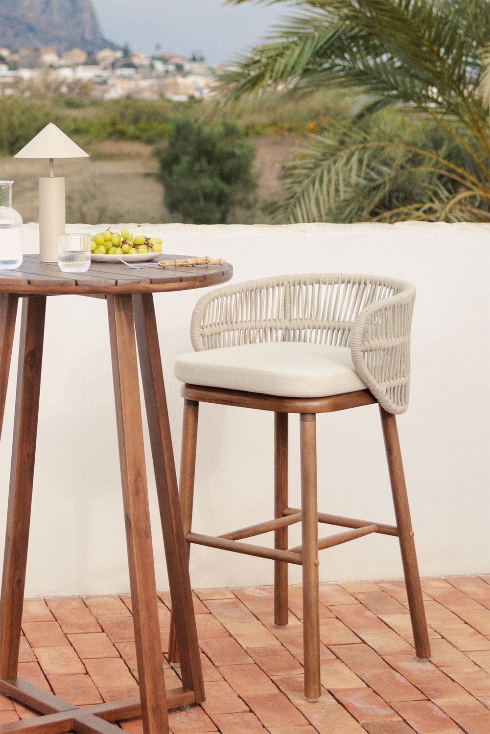 Pack mit 4 hohen Gartenhockern aus Akazienholz und geflochtener Capri-Seil , Galeriebild 1