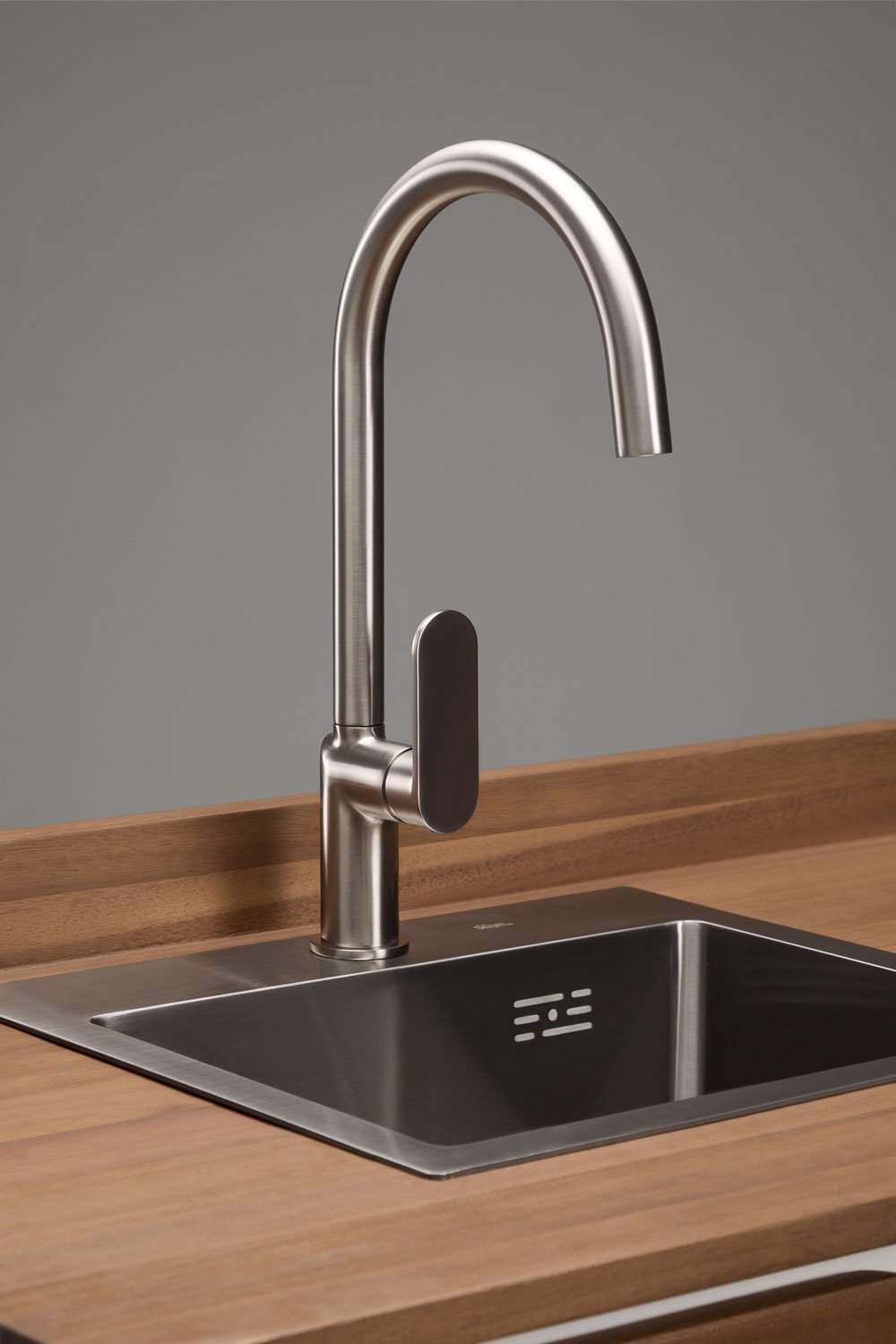 Außenküchen-Aufbewahrungsmodul mit Spüle aus Akazienholz und Aluminium Reggie, Galeriebild 5