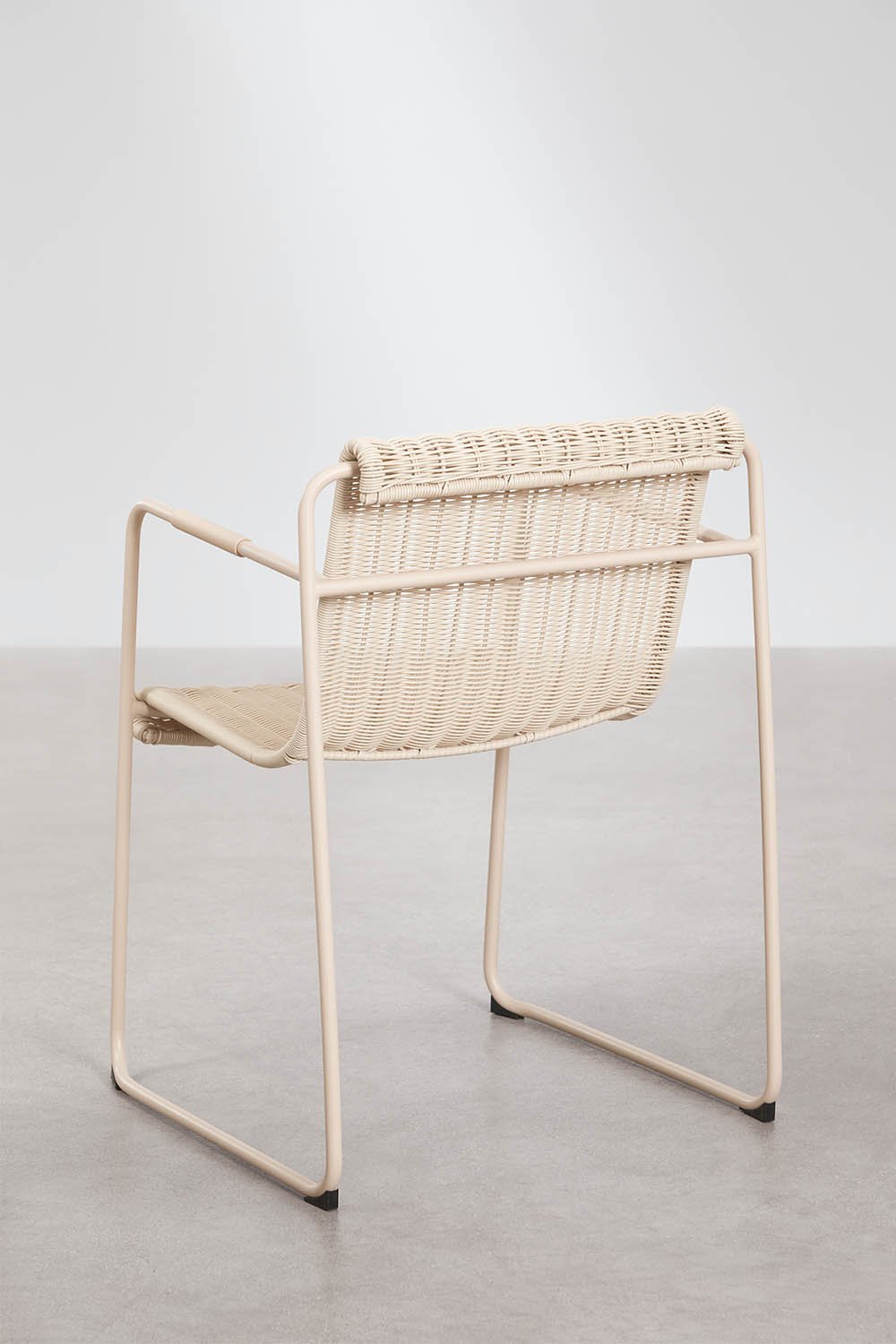 Stapelbarer Gartenstuhl mit Armlehnen aus synthetischem Rattan und Stahl Revia, Galeriebild 5