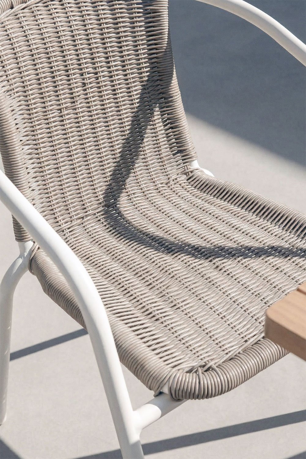 Stapelbarer Gartenstuhl mit Armlehnen aus Stahl und synthetischem Rattan Kalymana, Galeriebild 2