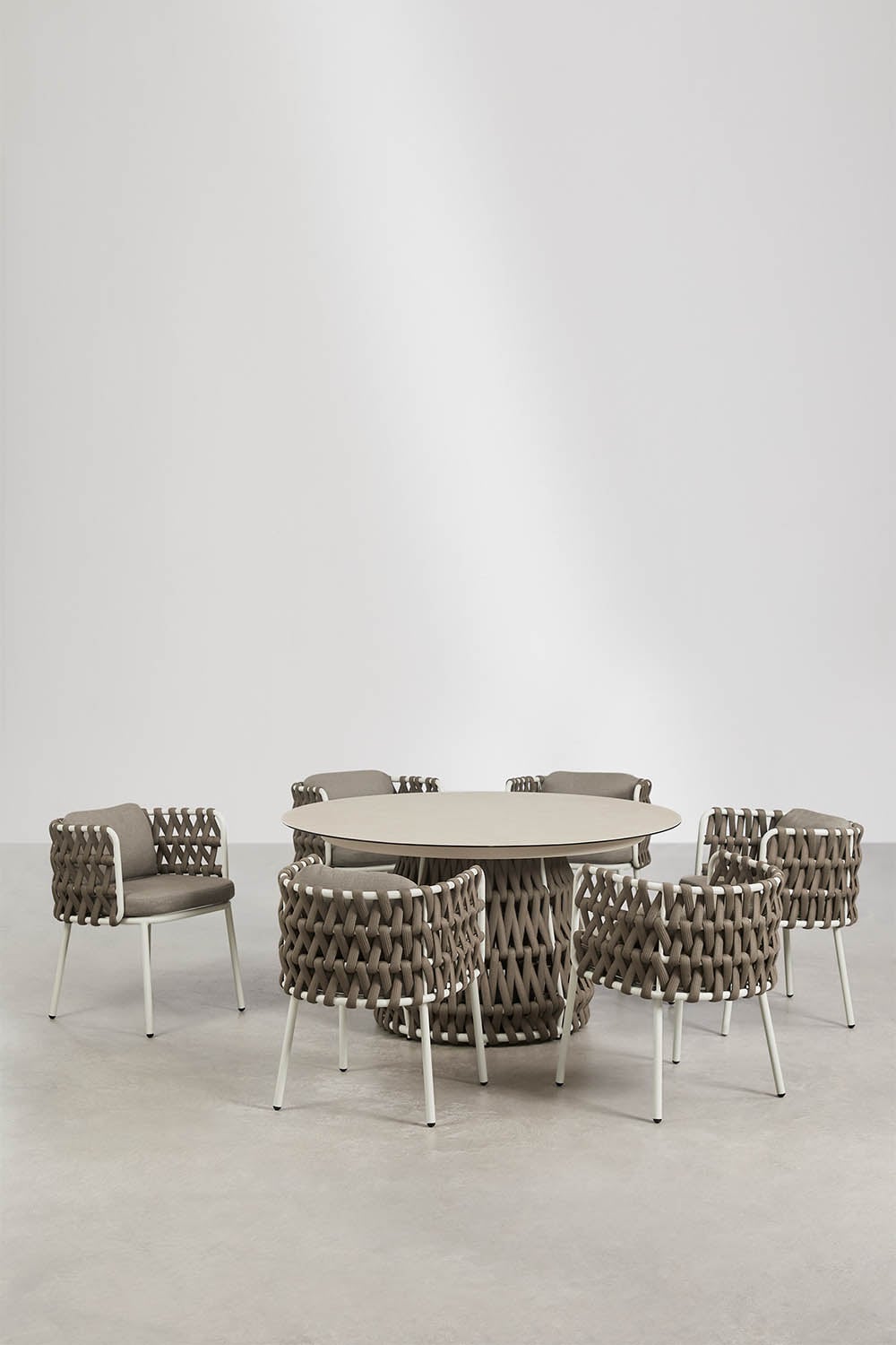 Runder Esstisch Ø140 cm aus Keramik und 6 Gartenstühle mit Armlehnen aus Aluminium und geflochtenem Tevary-Seil, Galeriebild 1