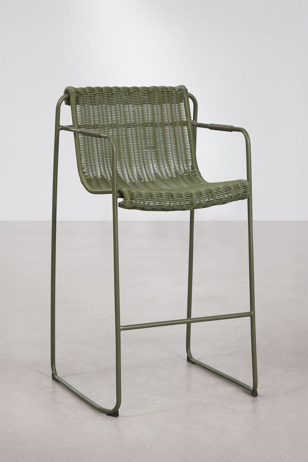 Hoher stapelbarer Gartenhocker mit Armlehnen aus synthetischem Rattan und Stahl Revia, Galeriebild 1