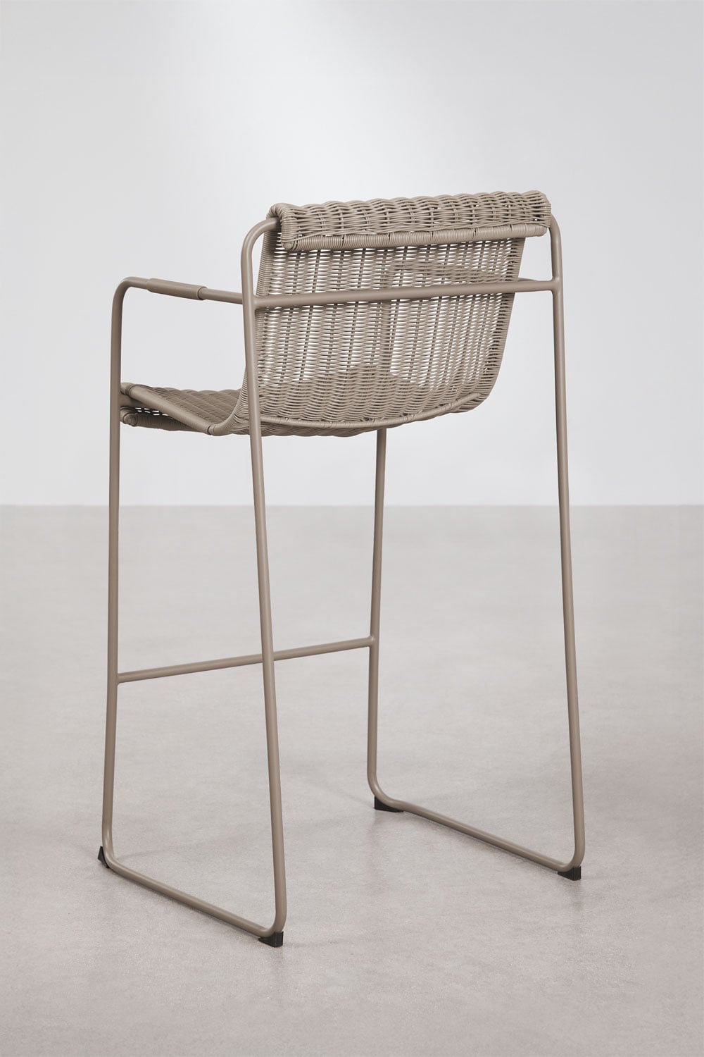 Hoher stapelbarer Gartenhocker mit Armlehnen aus synthetischem Rattan und Stahl Revia, Galeriebild 3