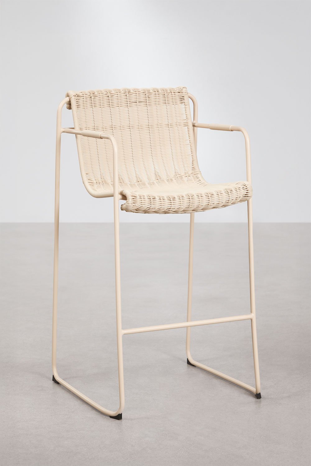 Hoher stapelbarer Gartenhocker mit Armlehnen aus synthetischem Rattan und Stahl Revia, Galeriebild 1