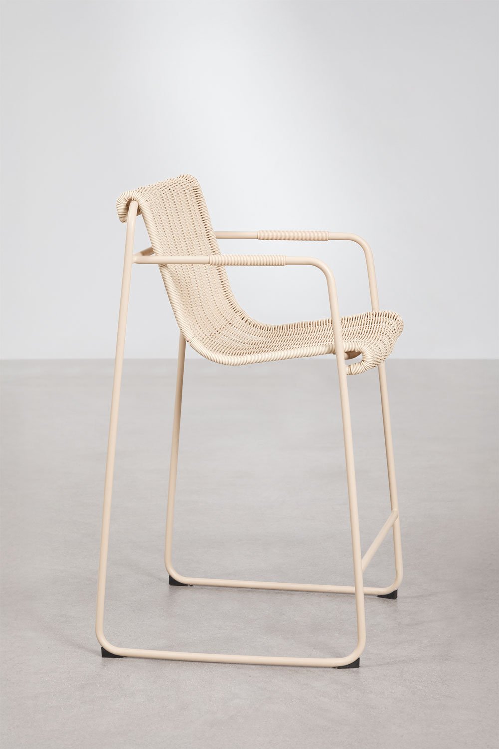 Hoher stapelbarer Gartenhocker mit Armlehnen aus synthetischem Rattan und Stahl Revia, Galeriebild 2