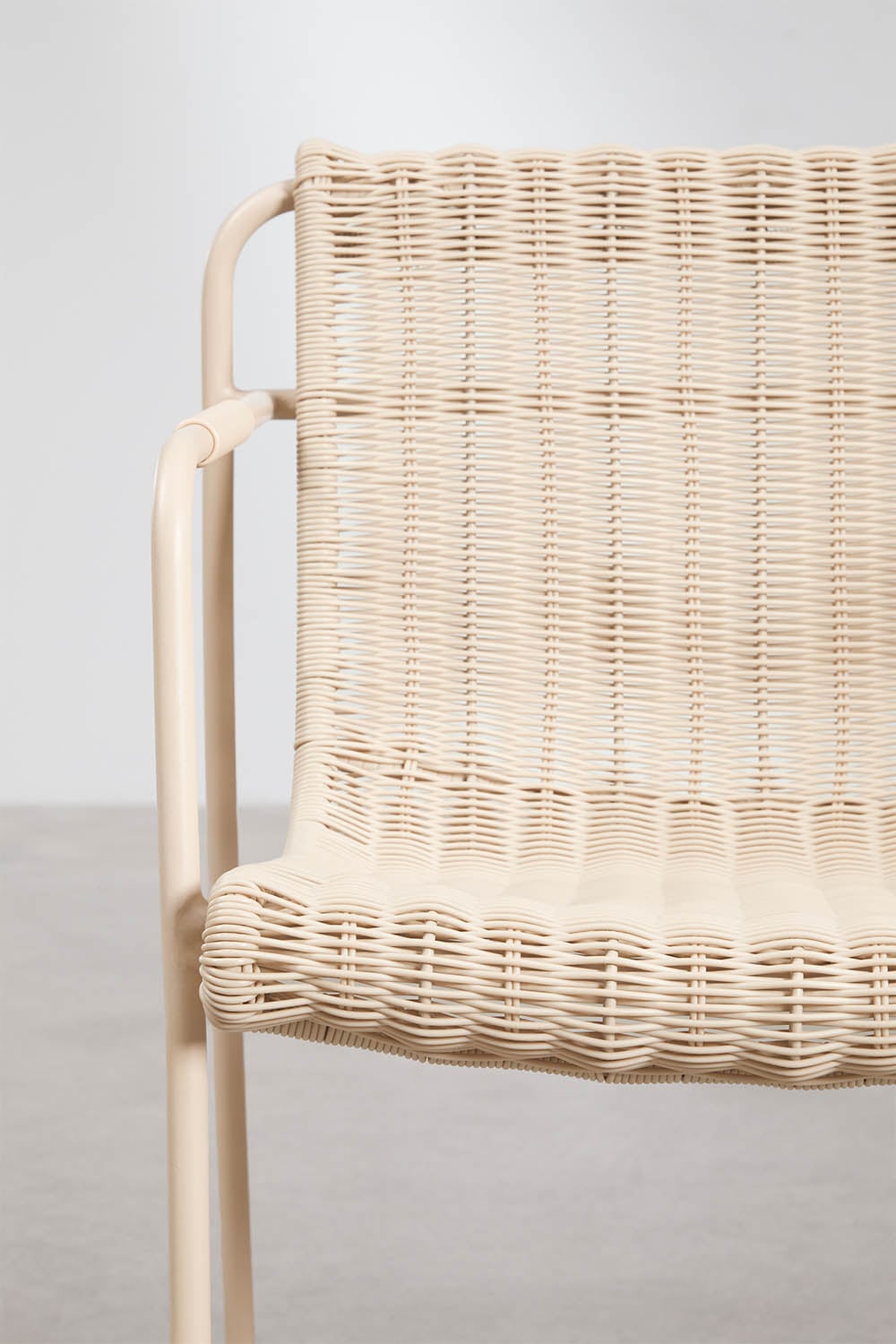 Hoher stapelbarer Gartenhocker mit Armlehnen aus synthetischem Rattan und Stahl Revia, Galeriebild 4