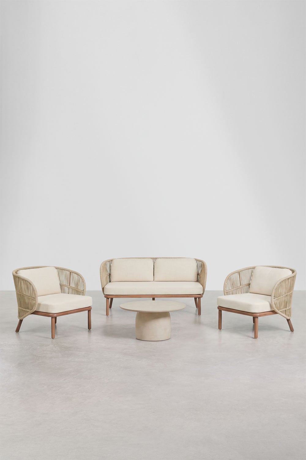 Wohnzimmerset mit 2-Sitzer-Sofa, 2 Capri-Sesseln und rundem Couchtisch Ø75 cm in Layana-Zementoptik, Galeriebild 1