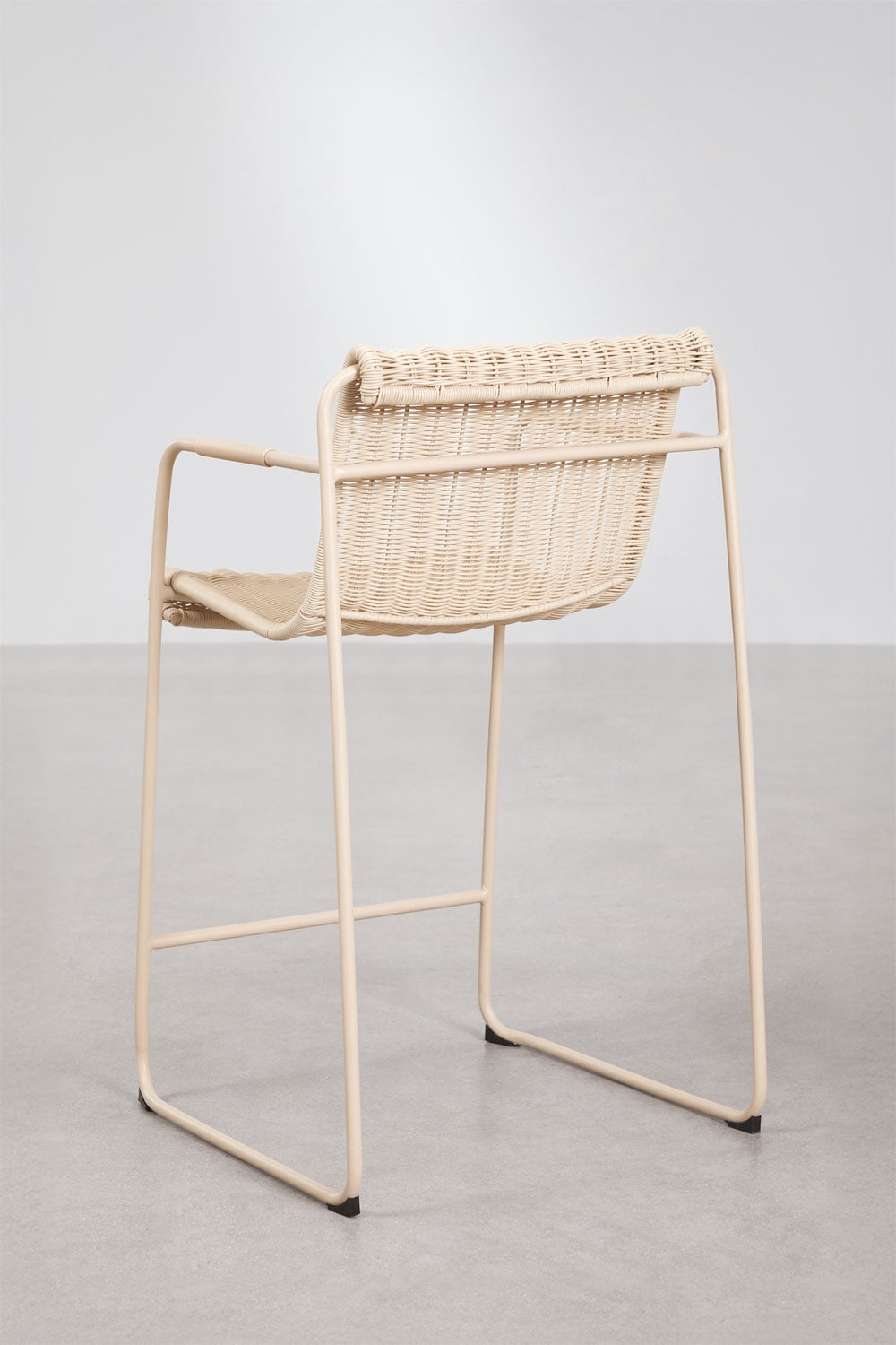 Hoher stapelbarer Hocker mit Armlehnen aus synthetischem Rattan und Stahl Revia, Galeriebild 3