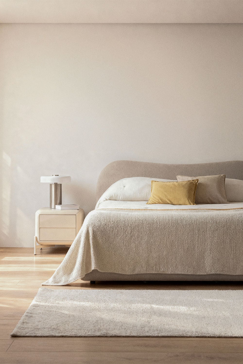 Bett mit Bettkasten für Matratze 180x200cm in cremefarbenem Stoff Winselet, Galeriebild 1