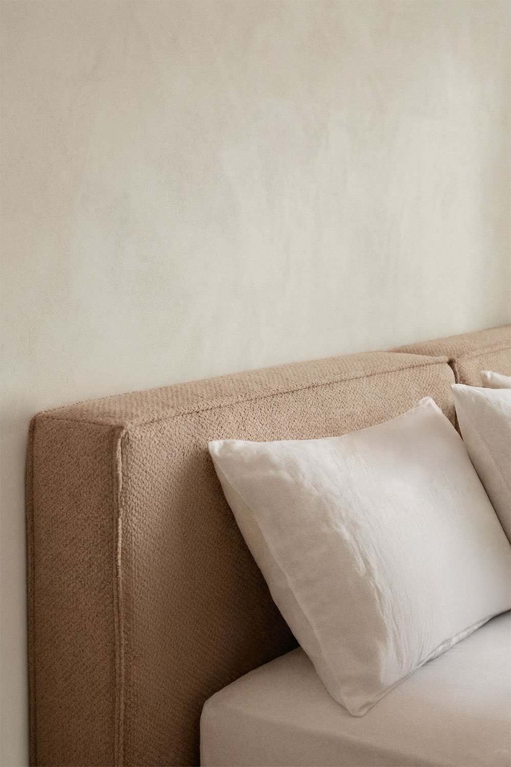 Bett mit Bettkasten für Matratze 200x200cm in cremefarbener Chenille Lunari, Galeriebild 2