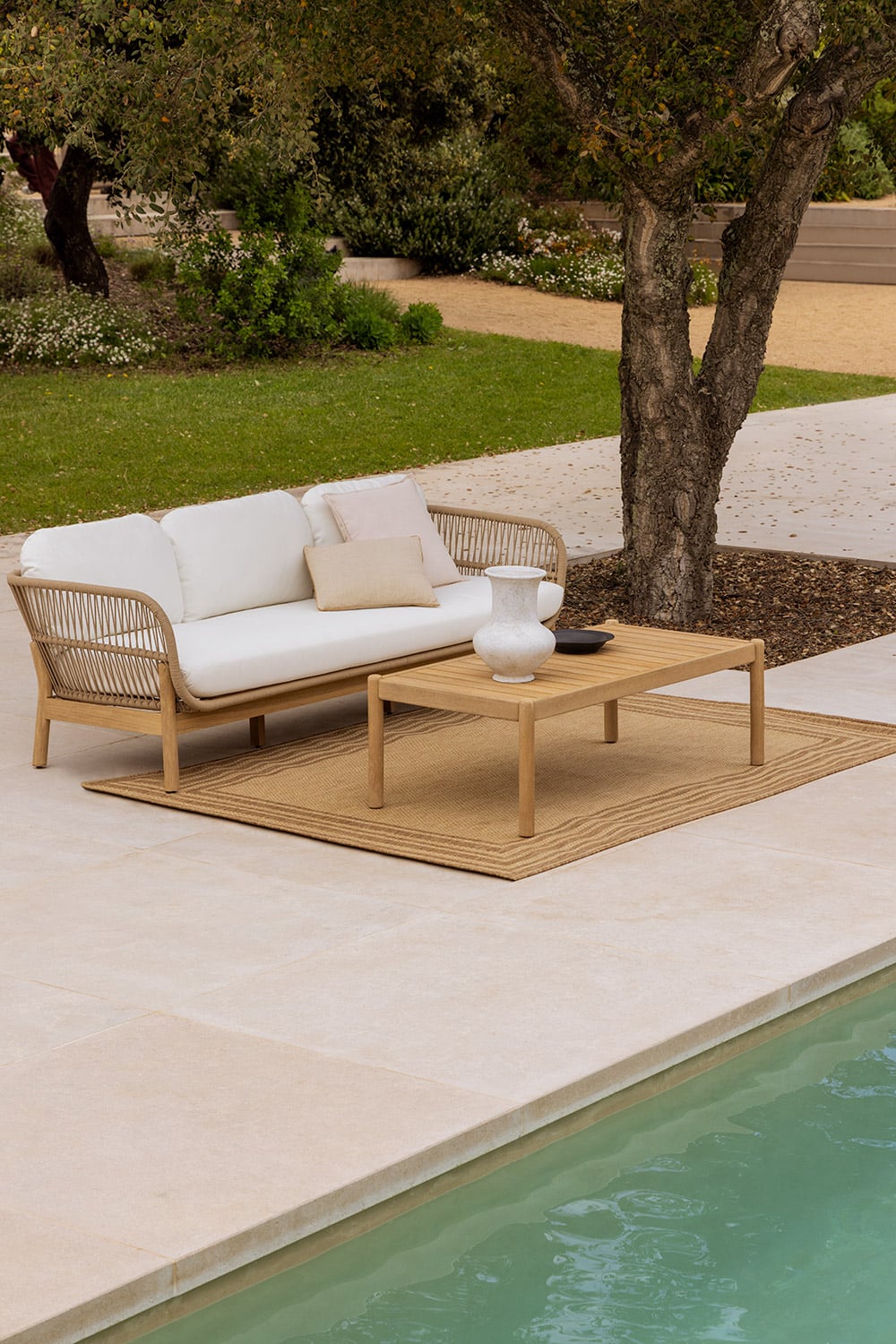 Gartenset mit 3-Sitzer-Sofa und rechteckigem Couchtisch 120x60 cm aus Akazienholz und geflochtener Karvia-Schnur, Galeriebild 10