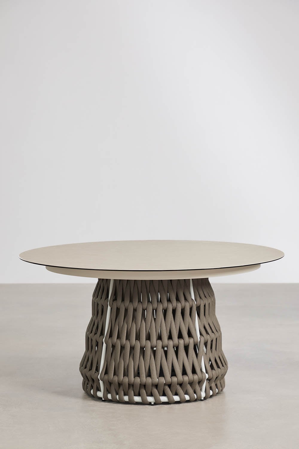 Runder Esstisch Ø140 cm aus Keramik und 6 Gartenstühle mit Armlehnen aus Aluminium und geflochtenem Tevary-Seil, Galeriebild 4