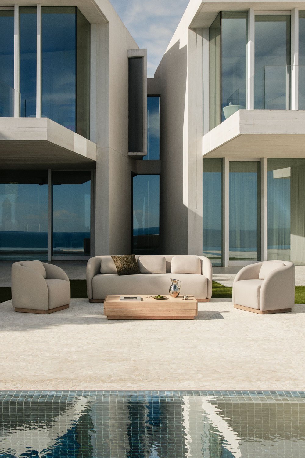 Gartenset mit 3-Sitzer-Sofa, 2 Sesseln und rechteckigem Couchtisch 130x75 cm aus Akazienholz Verona, Galeriebild 1