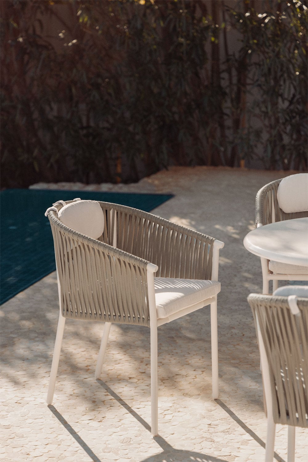 4er-Set stapelbare Gartenstühle mit Armlehnen aus Aluminium und geflochtener Ondina-Schnur, Galeriebild 7