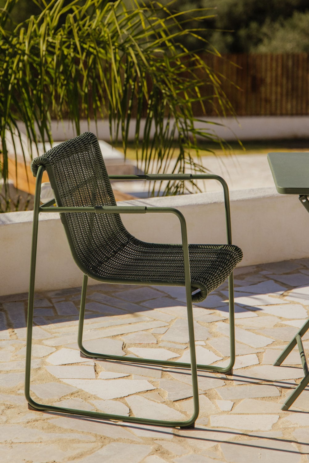 Stapelbarer Gartenstuhl mit Armlehnen aus synthetischem Rattan und Stahl Revia, Galeriebild 1