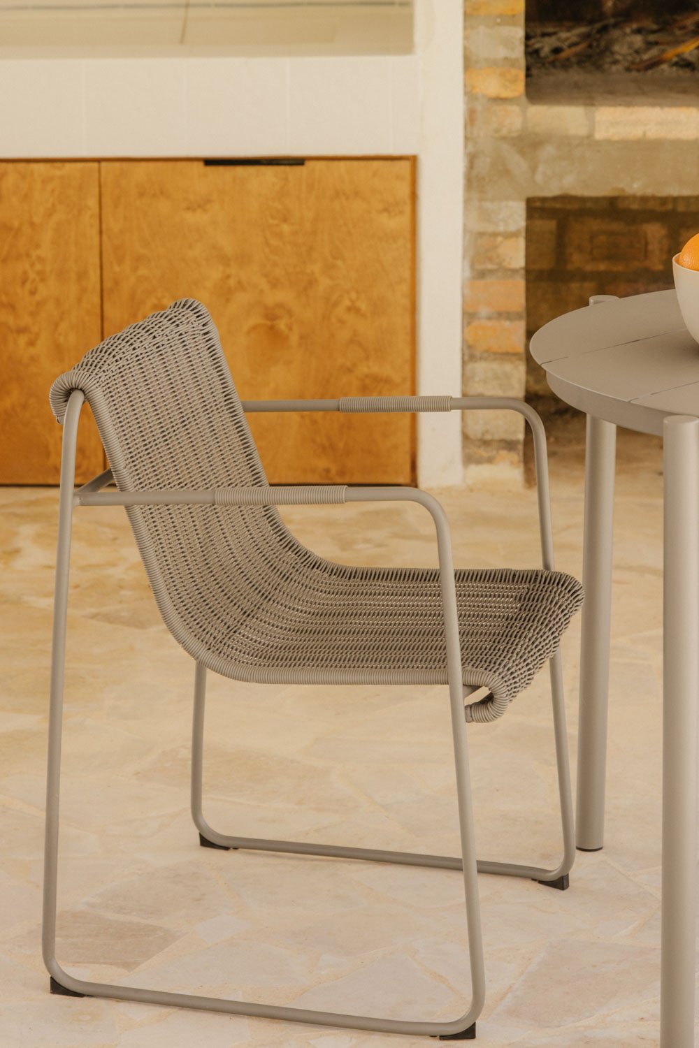 Stapelbarer Gartenstuhl mit Armlehnen aus synthetischem Rattan und Stahl Revia, Galeriebild 1