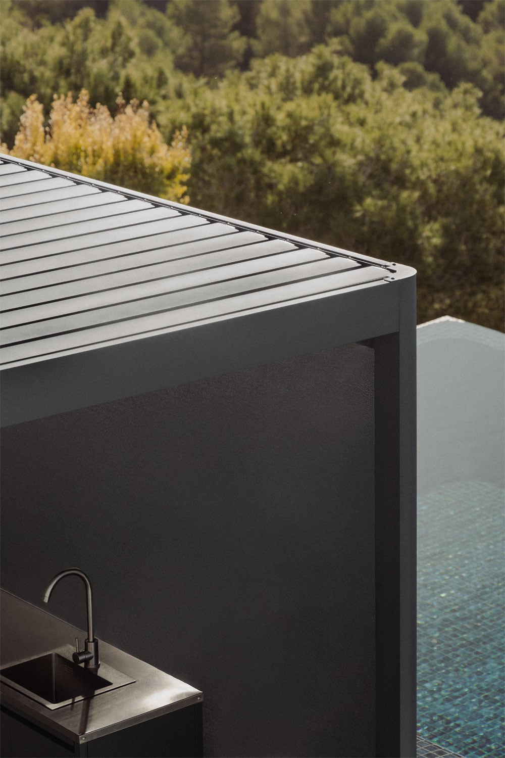 Bioklimatische Aluminiumpergola mit Lamellen und seitlichem Druvia-Markise, Galeriebild 3