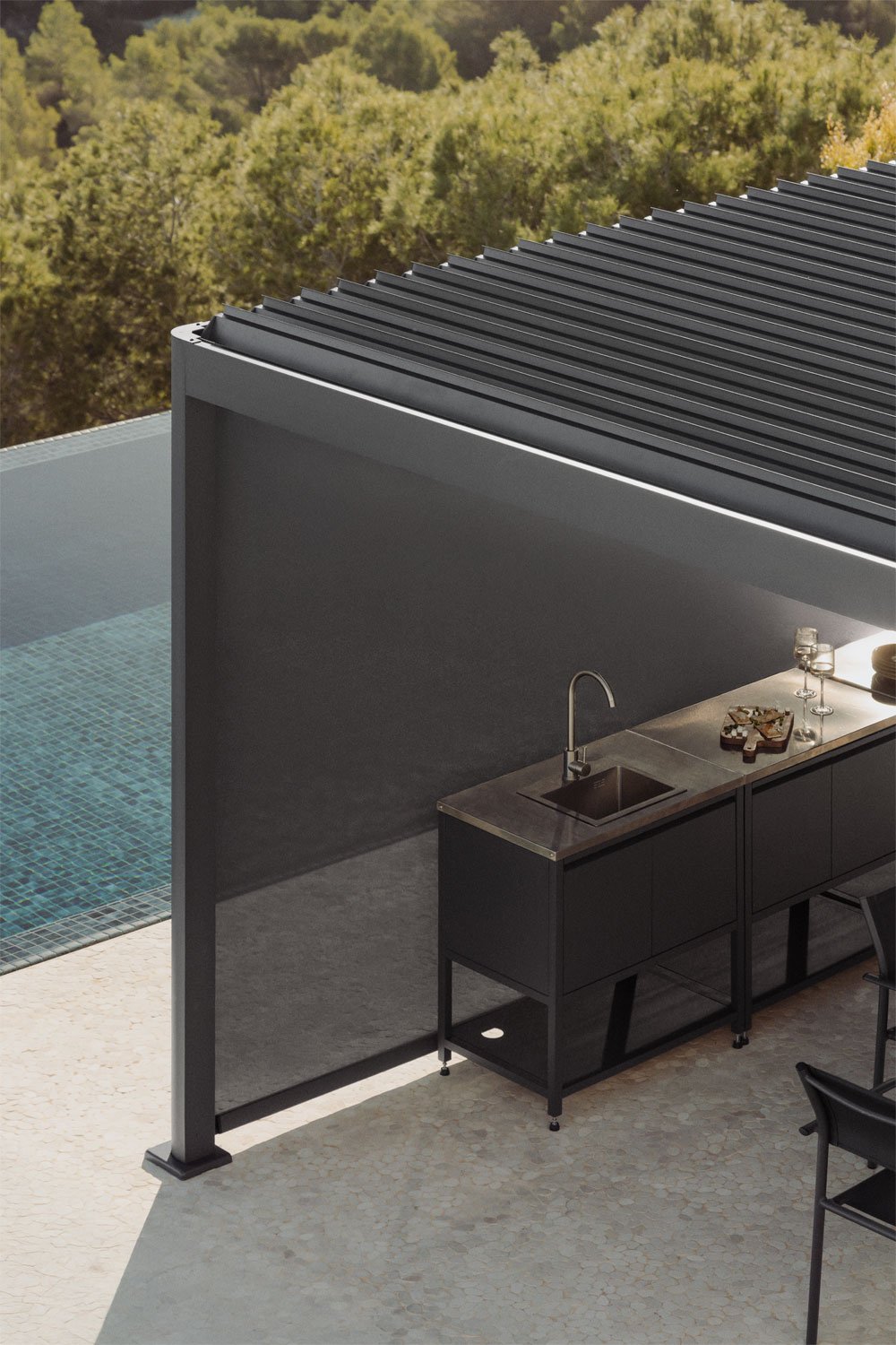 Bioklimatische Aluminiumpergola mit Lamellen und seitlichem Druvia-Markise, Galeriebild 4
