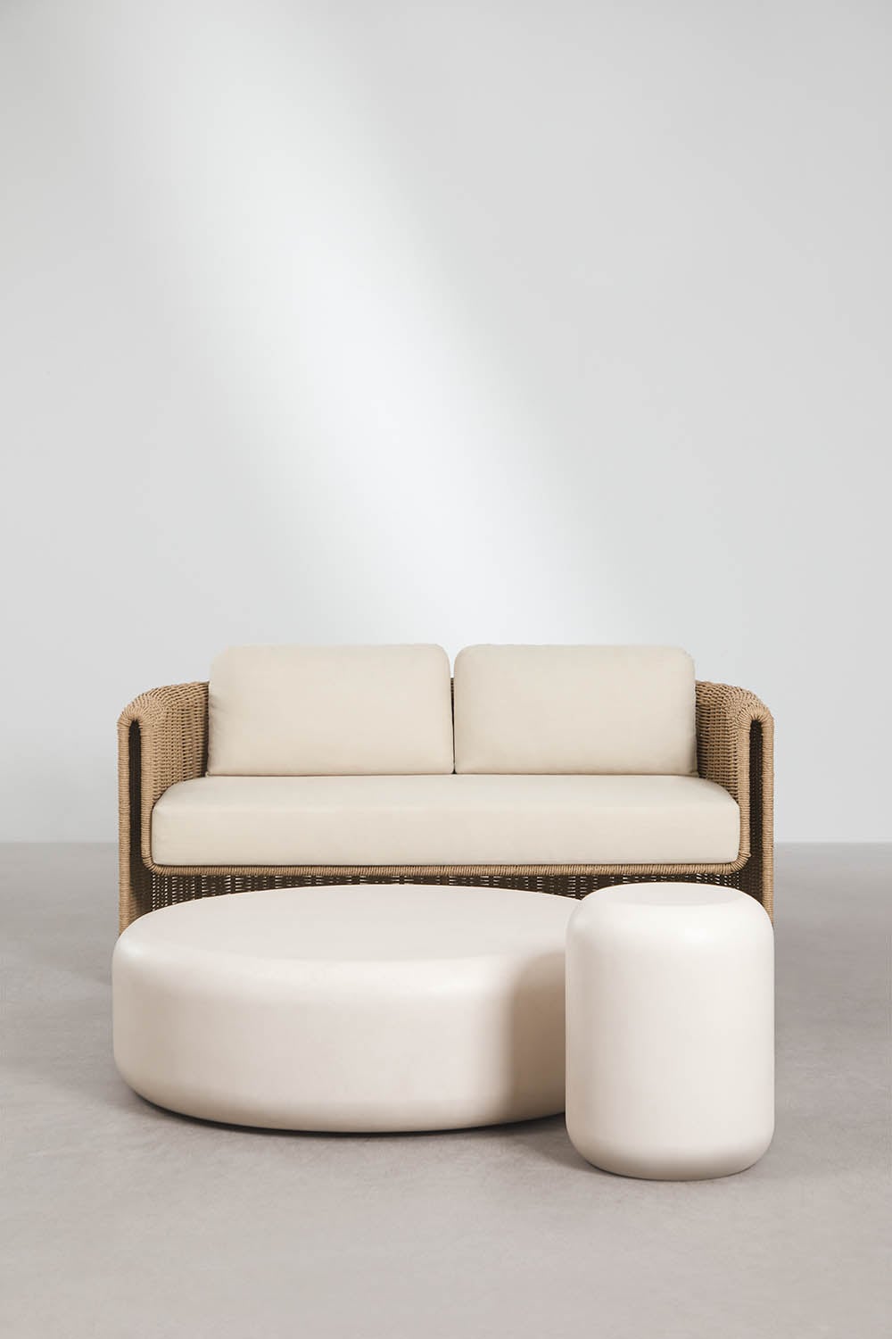 Wohnzimmer-Set mit 2-Sitzer-Sofa aus Stahl und synthetischem Rattan Lina und 2 Couchtischen aus Beton Fonelas, Galeriebild 1