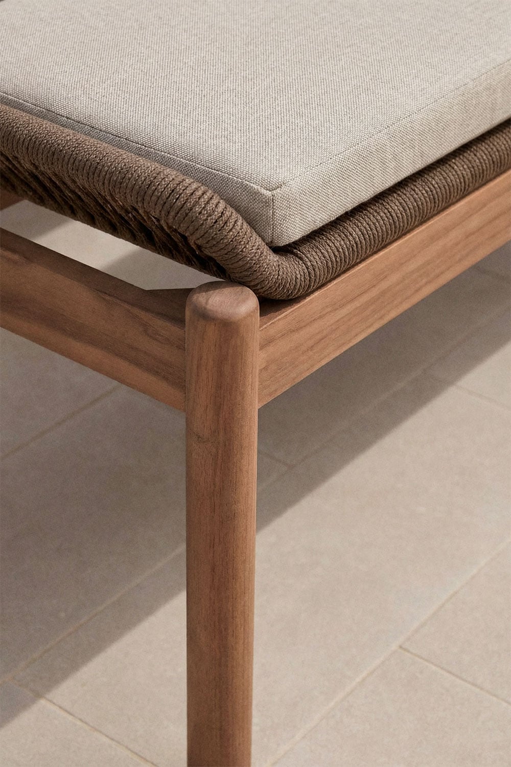 Rechteckiger Tisch-Set 180x90 cm und 2 Gartenbänke aus Akazienholz und geflochtener Schnur Karvia, Galeriebild 2