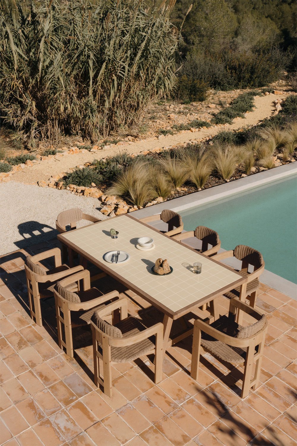 Set aus rechteckigem Tisch 200x100 cm Dubai und 8 Gartenstühlen aus Akazienholz und synthetischem Rattan Ginara, Galeriebild 1