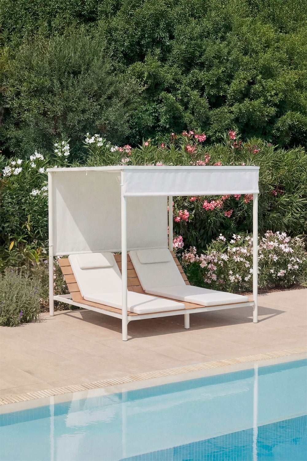 Reclining Balinese bed made of acacia wood and steel Sirka, Galeriebild 1