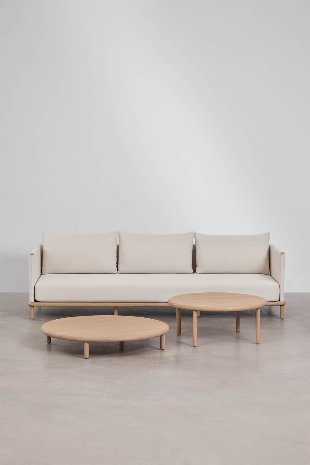 Olivia Wohnzimmergarnitur mit 3-Sitzer-Sofa und 2 runden Couchtischen aus Akazienholz, Galeriebild 1