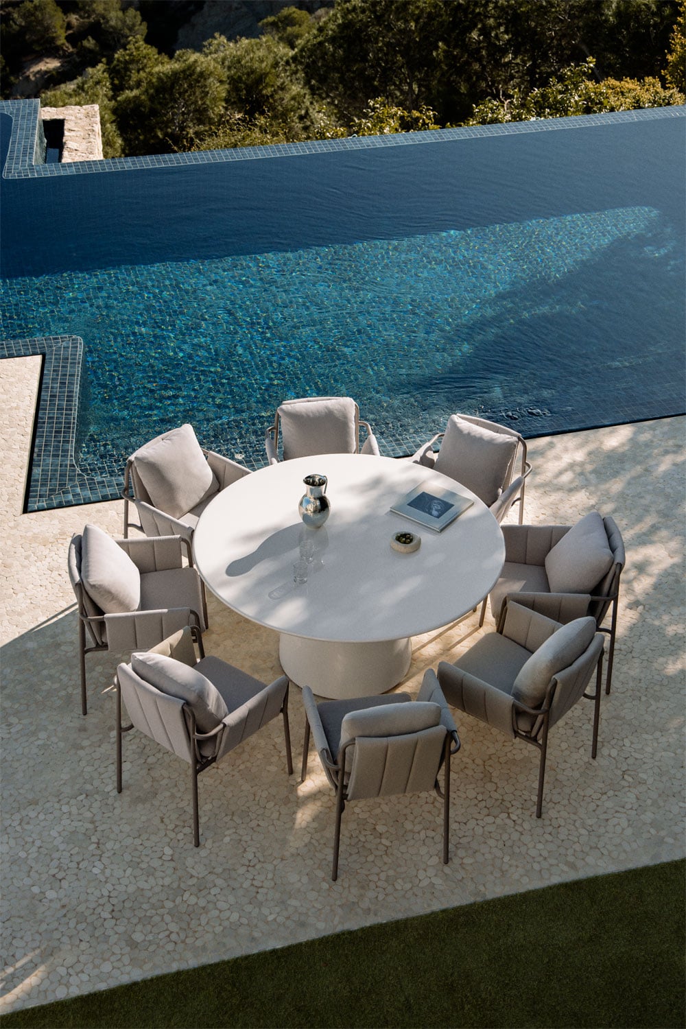 Set aus rundem Tisch Ø150 cm aus Zement Numira und 8 Gartenstühlen mit Armlehnen, gepolstert und aus Stahl Zunika, Galeriebild 1