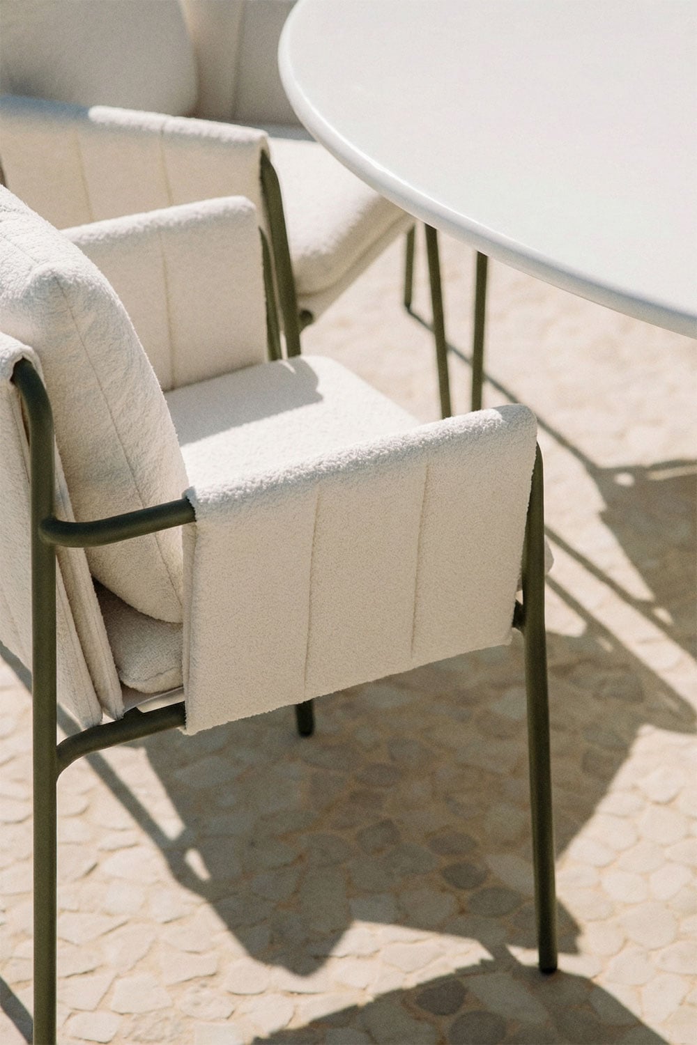 Set aus rundem Tisch Ø150 cm aus Zement Numira und 8 Gartenstühlen mit Armlehnen, gepolstert und aus Stahl Zunika, Galeriebild 2