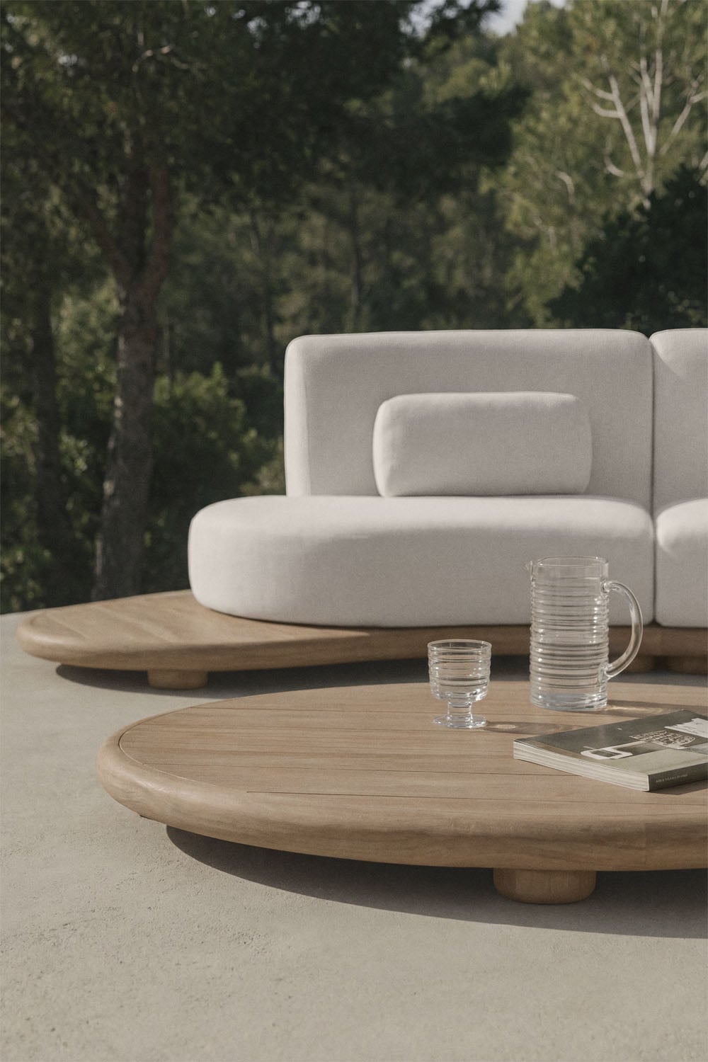 Garten-Set mit 5-teiliger, geschwungener modularer Sofagarnitur und 2 Couchtischen aus Akazienholz Gerard, Galeriebild 2