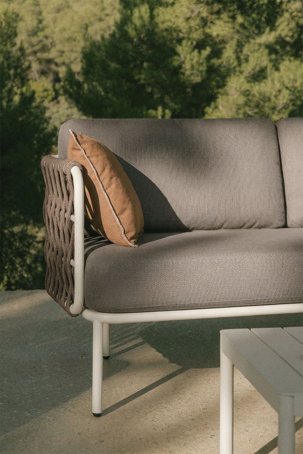 Gartenset mit 3-Sitzer-Sofa aus geflochtener Tevary-Schnur und Aluminium-Couchtisch Boleni, Galeriebild 2