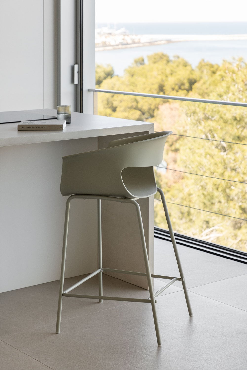 2er-Set hohe Hocker 65 cm aus Polypropylen und grauweißem Stahl Alanys, Galeriebild 7