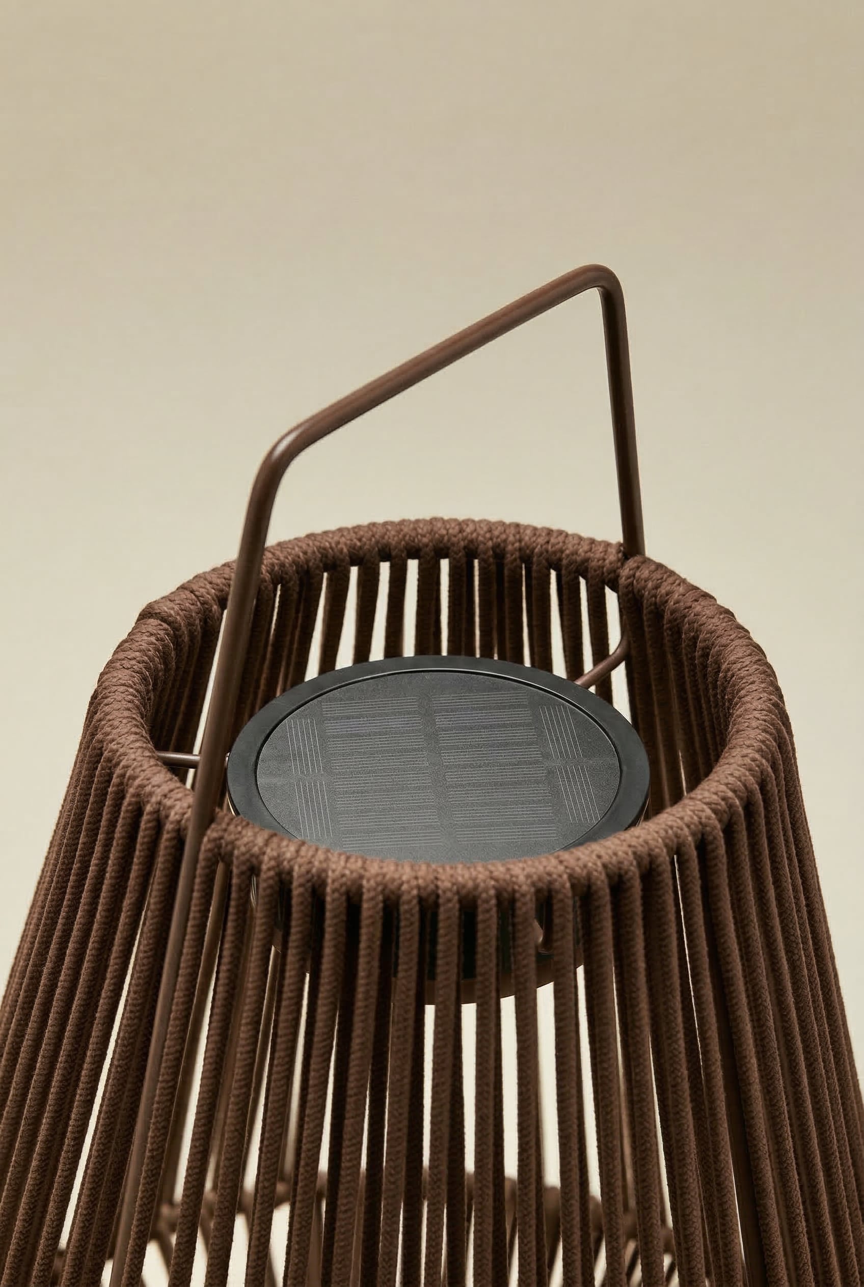 Kabellose LED-Solar-Tischlampe für den Außenbereich aus Eisen und geflochtener Liberian-Seil, Galeriebild 3