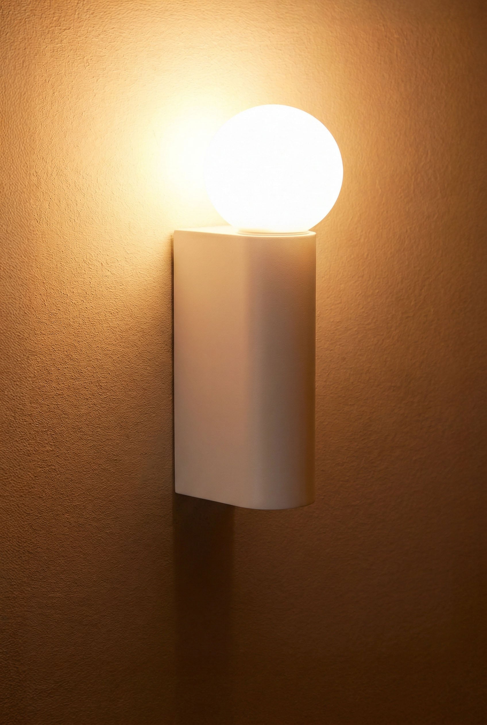 Wandlampe mit Glaskugel aus Aluminium Irvine, Galeriebild 2