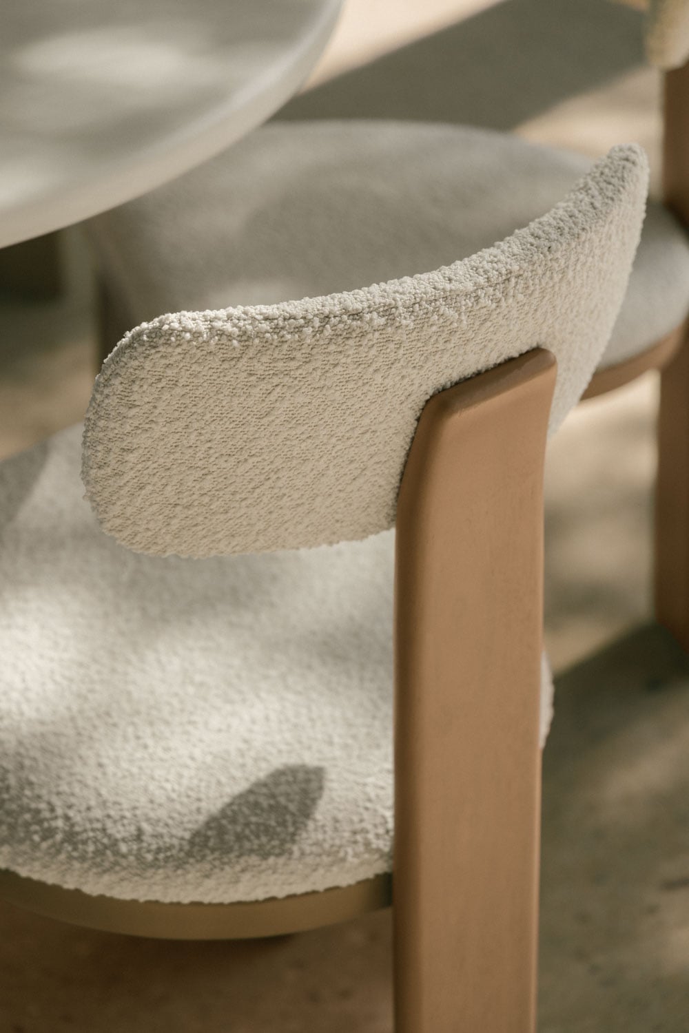 Set aus rundem Tisch Ø120 cm aus Beton Sharpay und 6 Gartenstühlen aus Akazienholz und Bouclé-Stoff Malta, Galeriebild 2