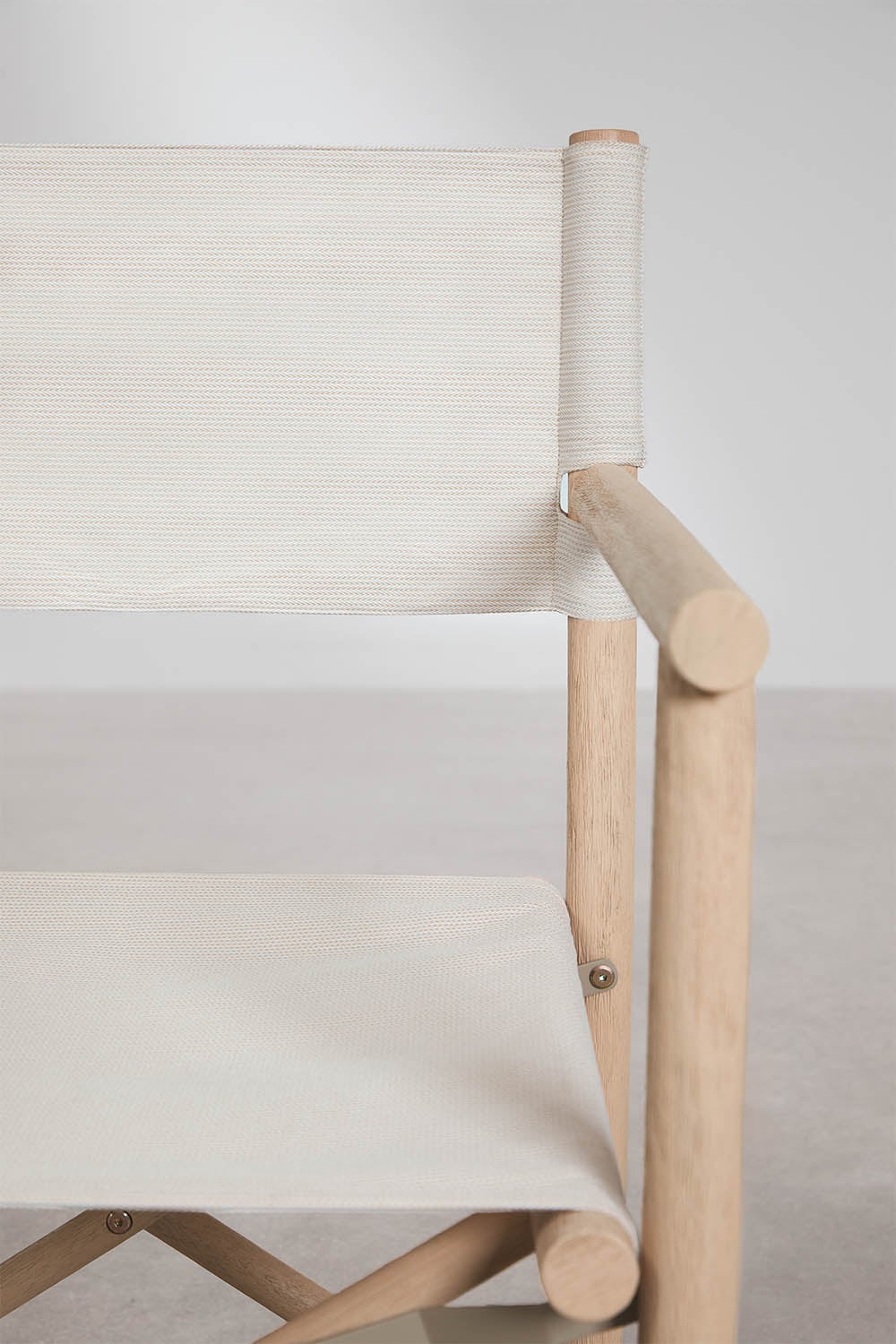 Set aus rundem Tisch Ø120 cm aus Beton Sharpay und 6 klappbaren Regiestühlen für den Garten aus Akazienholz Olivia, Galeriebild 10