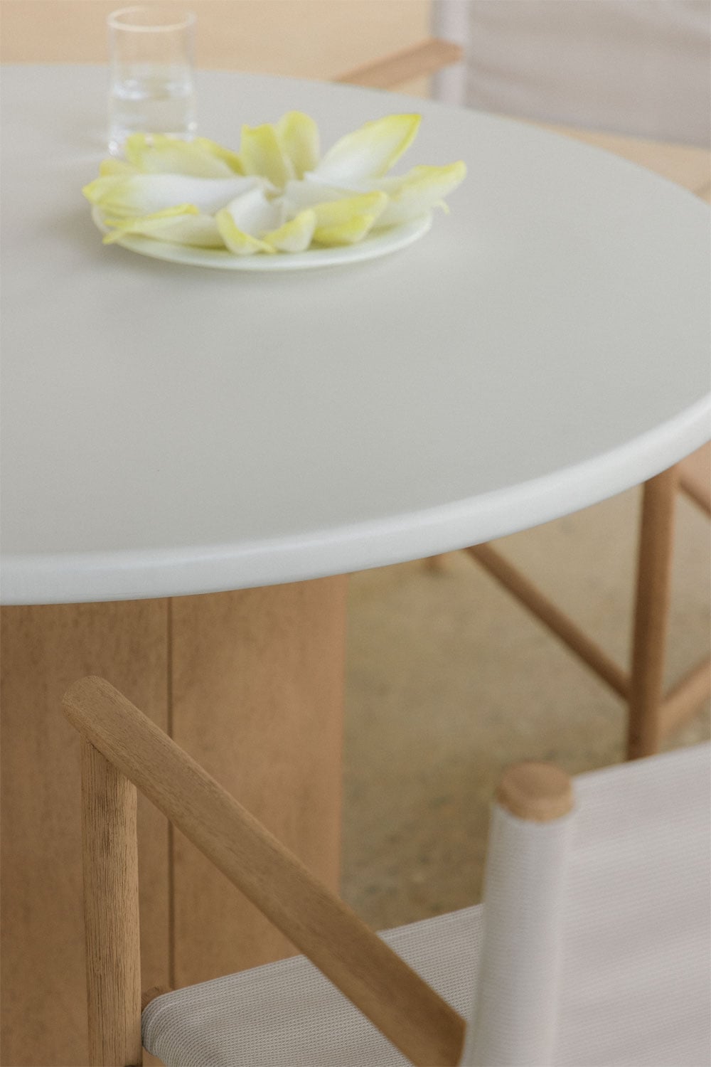 Set aus rundem Tisch Ø120 cm aus Beton Sharpay und 6 klappbaren Regiestühlen für den Garten aus Akazienholz Olivia, Galeriebild 2