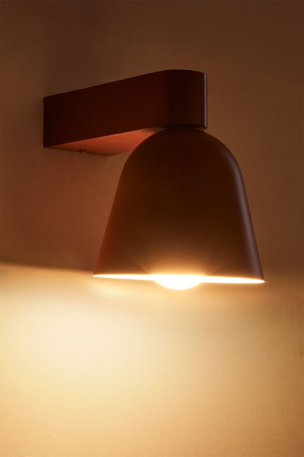 Briavel Wandlampe aus Eisen, Galeriebild 2