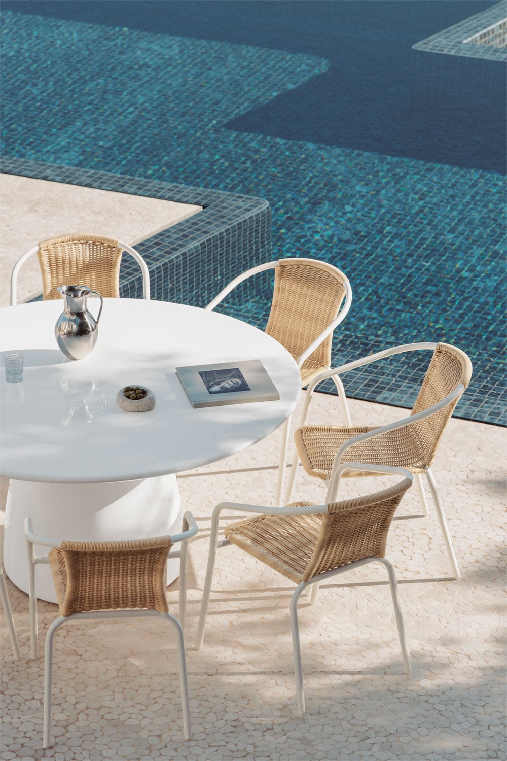 Set aus rundem Tisch Ø150 cm aus Zement Numira und 8 stapelbaren Gartenstühlen aus Stahl und synthetischem Rattan Kalymana, Galeriebild 2