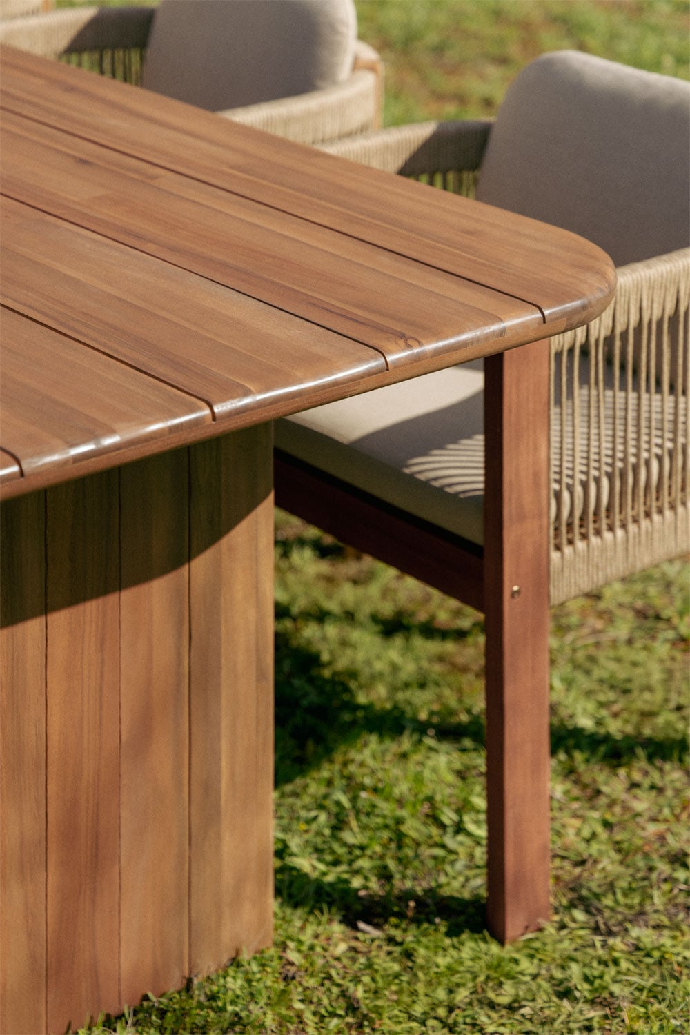 Set aus rechteckigem Tisch 265x120 cm Siena und 8 Gartenstühlen mit Armlehnen aus Akazienholz und geflochtener Serel-Schnur, Galeriebild 2