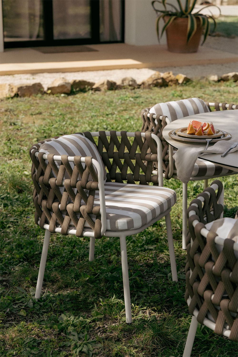 Tevary Gartenstuhl mit Armlehnen aus Aluminium und geflochtenem Seil, Galeriebild 1