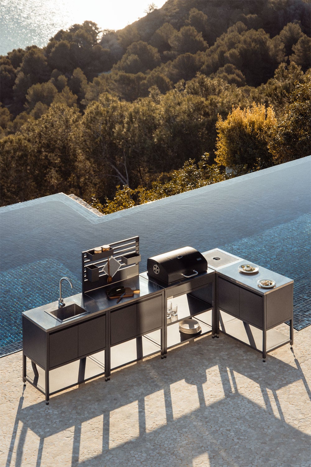 Modulare Eck-Außenküche aus 5 Teilen mit Spüle, Organizer-Panel und Holzkohlegrill aus Stahl Savona, Galeriebild 2
