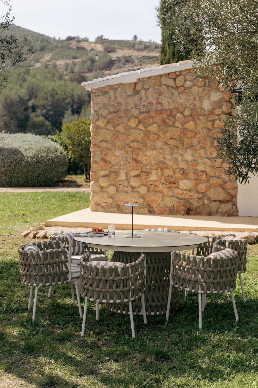 Runder Esstisch Ø140 cm aus Keramik und 6 Gartenstühle mit Armlehnen aus Aluminium und geflochtenem Tevary-Seil, Galeriebild 1