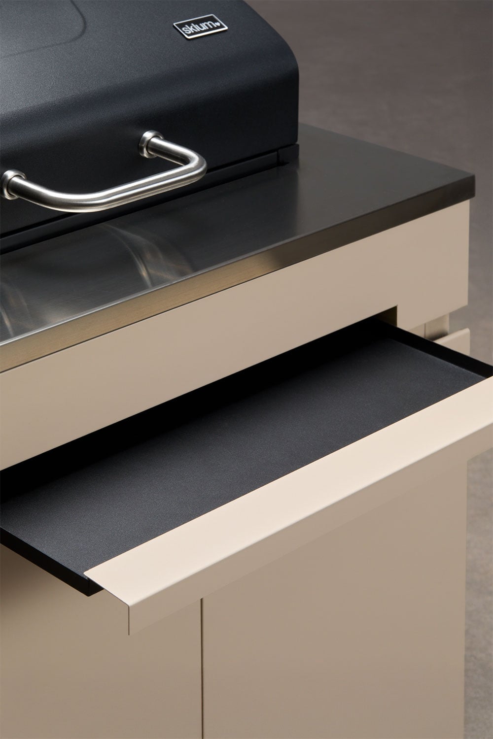 Modul mit Kohlegrill zur Aufbewahrung für modulare Außenküche aus Rivana-Stahl, Galeriebild 8