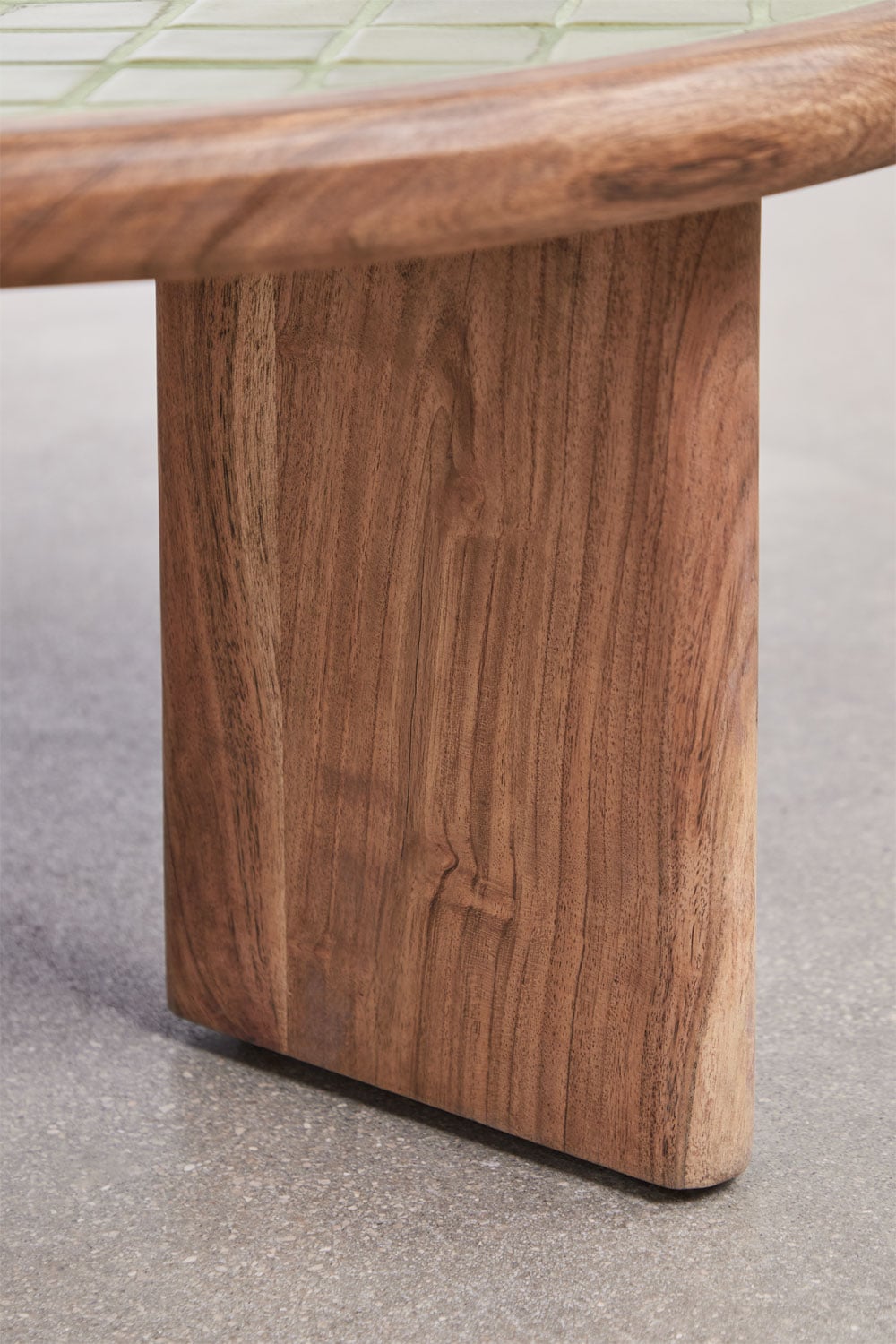 Runder Couchtisch Ø80 cm aus Akazienholz und Aitana-Fliesen, Galeriebild 5