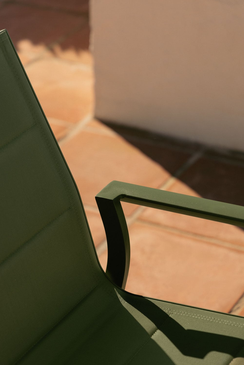 Stapelbarer Gartenstuhl mit Armlehnen aus Aluminium Karena, Galeriebild 2