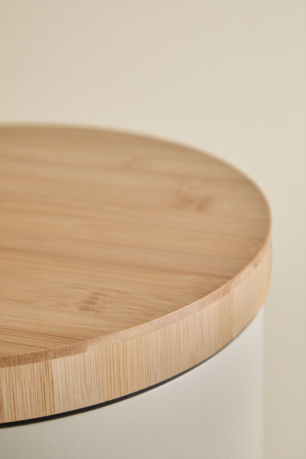 Mülleimer mit Pedal aus verzinktem Stahl und Bambus Sosua, Galeriebild 5