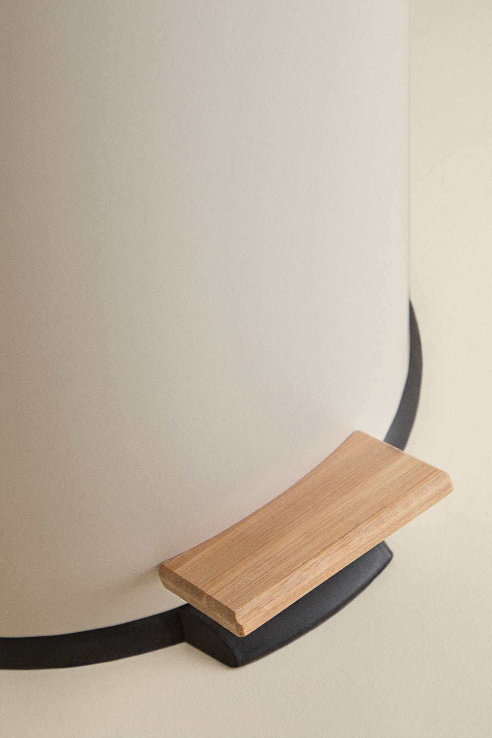 Mülleimer mit Pedal aus verzinktem Stahl und Bambus Sosua, Galeriebild 6