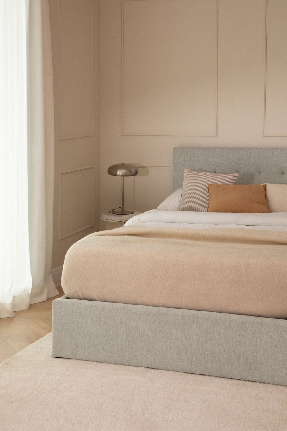 Abiel gepolstertes Bett mit aufklappbarem Bettkasten, Galeriebild 1