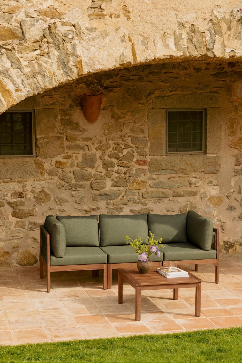 Gartenset mit 3-teiliger modularer Sofagarnitur mit Armlehnen und Couchtisch aus Akazienholz Branson, Galeriebild 1